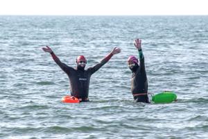 Vildt rekordforsøg i gang lige nu: Anders og Per svømmer fra Skagen til Norge