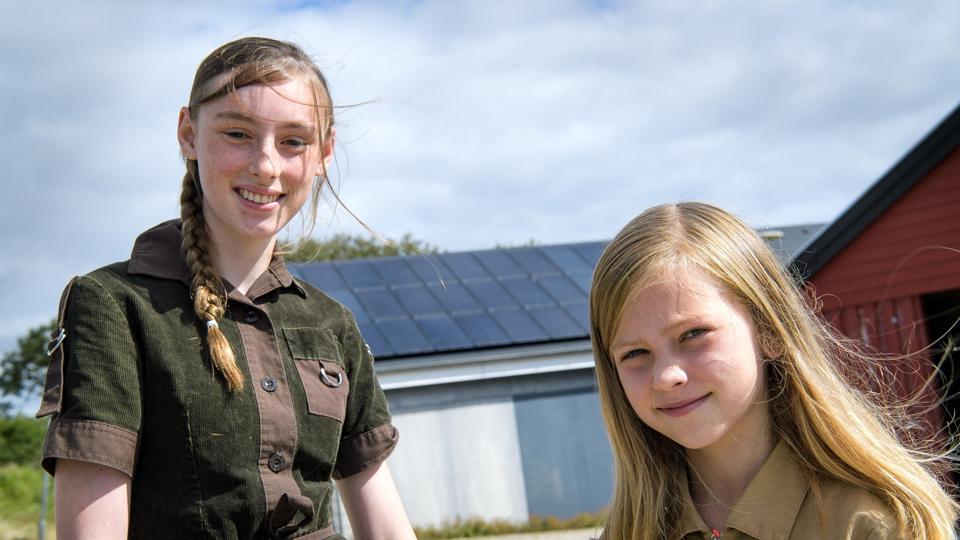 Raven Lowe og Rose Marie Wolsing foran taget med solpaneler, der er et af Hundborg Friskoles bidrag til en mindre klimabelastning. Men konkurrencen skal helst handle om noget, som eleverne selv kan gøre - og faktisk gør, understreger initiativtagerne.