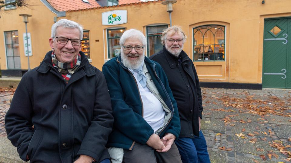 Forening for byggeæstetik og landskabskultur i Hjørring fylder 50 år - og har stadig nok at se til. Her er tre af drivkræfterne samlet på Knuth Beckers Plads i Hjørring: Formand Søren Thirup (skolelærer), kasserer Mogens Thøgersen (historiker) og bestyrelsesmedlem Peter Norskov (arkitekt). Foto: Peter Broen