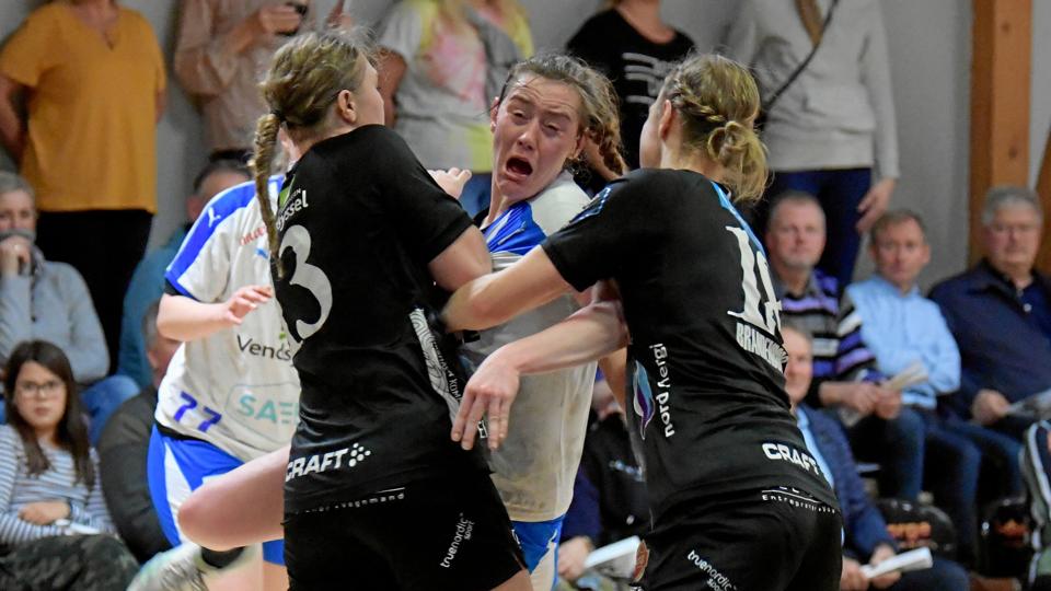 Sæby-spillerne kom i den grad i klemme i en stærk Vendsyssel-defensiv. Foto: Bente Poder