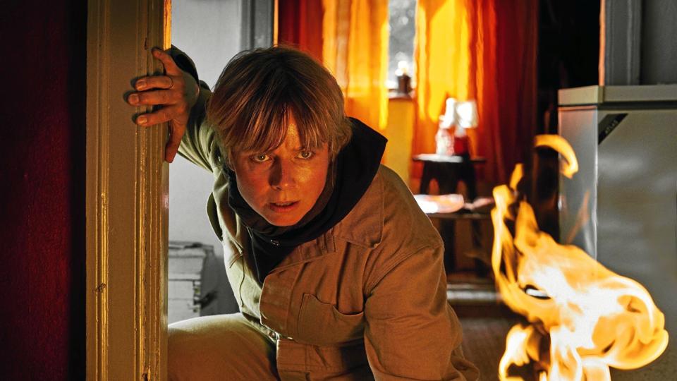 Så blev der dælanedme sat ild på. Men det er stadig uafklaret, om Bibbi (Lene Maria Christensen) fik taget livet af Mike, eller kun sin mand. Foto: Tine Harden/DR <i>Tine Harden</i>