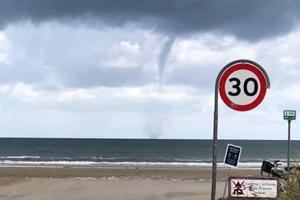 Sjældent vejrfænomen ved nordjysk strand: Anne Sofie troede først, det var en tornado