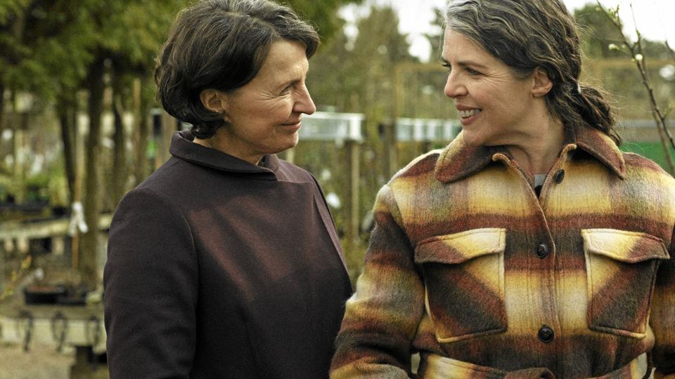 Forfatterne kløjs i replikkerne, når ministeren taler om at stille op eller ikke stikke op. Men Karen-Lise Mynster (th.) og Lotte Andersen leverer effektivt og medrivende skuespil. Foto: Jason Alami/DR <i>Jason Alami/DR</i>