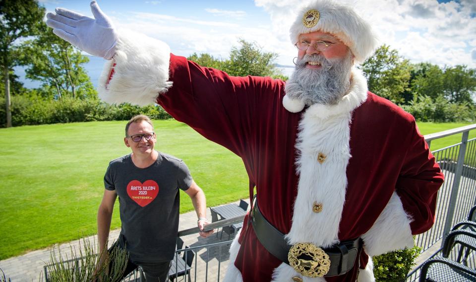 Handelschef Michael Vendelbo - her i selskab med julemanden ved en tidligere lejlighed - vil skabe julestemning i Thisted i alle adventsweekender. <i>Arkivfoto: Bo Lehm</i>