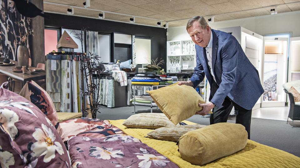 I 48 år har Niels Andersen solgt tekstiler, primært gardiner, fra forskellige adresser i centrum. I dag foregår det i Karolinelundsvej, hvor han har planer om et opføre en ejendom med boliger og butik i stueplan. Foto: Henrik Bo <i>Foto: Henrik Bo</i>