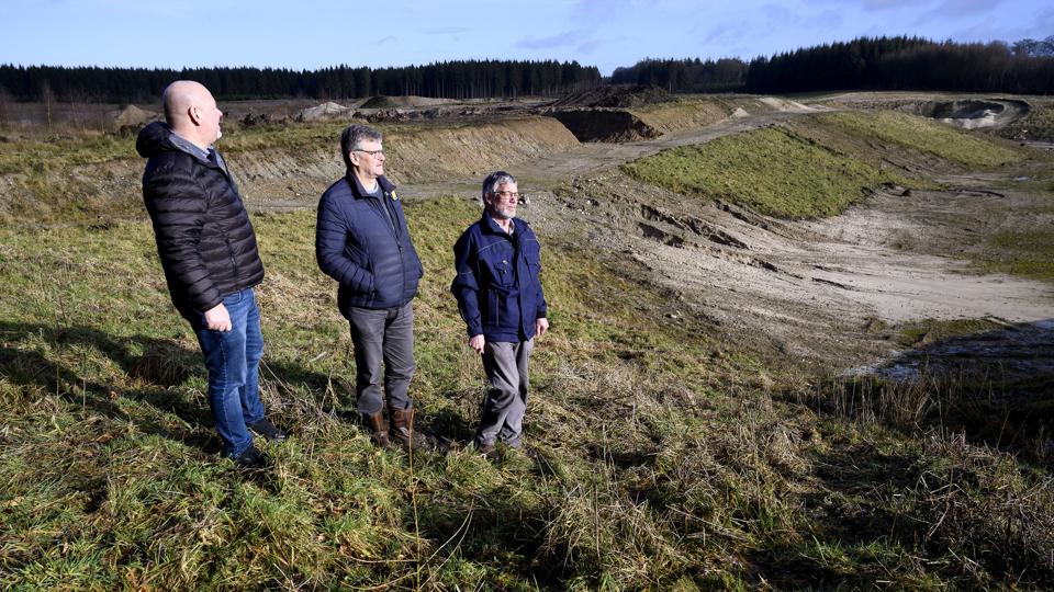 De tre modstandere af øget råstofudvinding i den nordlige del af Siem Skov. Fra venstre Allan Jæger, nabo Keld Adzersen og Poul Vinding, medlem af bestyrelsen Terndrup Vandværk i lighed med Allan Jæger. Foto Henrik Bo <i>Foto: Henrik Bo</i>