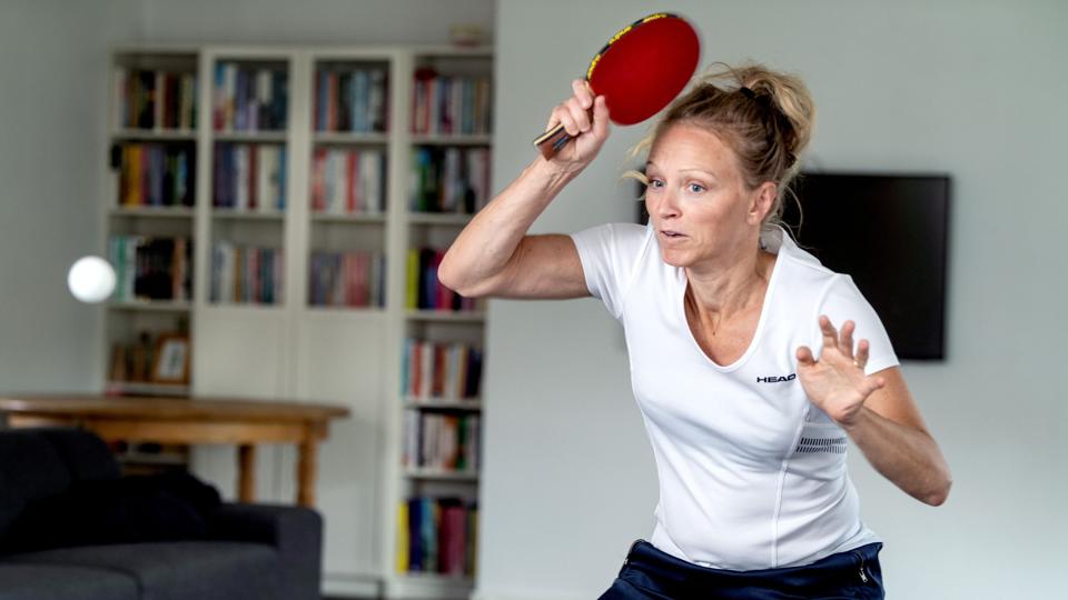 Stine træner bordtennis hjemme i stuen for at blive bedre til racketlon. Foto: Torben Hansen