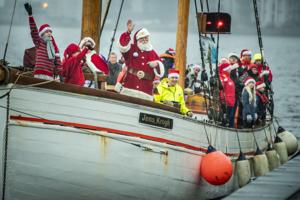 Nu er julemanden kommet til Aalborg - se billeder og video fra en våd men festlig modtagelse
