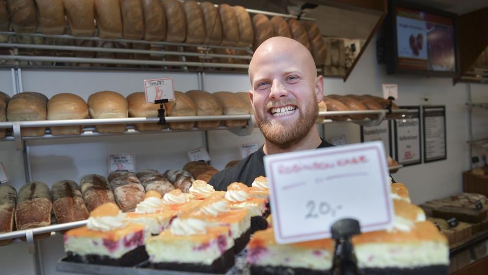 Hos Groes Cafe og Bageri sælger de Robinson-kager, som Kenneth Jørgensen selv har sammensat opskriften på. Foto: Claus Søndberg