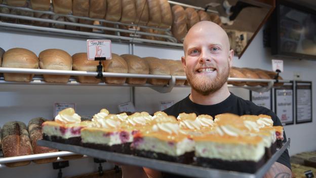 Kenneth Jørgensen har selv kreeret Robinson-kager med browniebund og mangofyld. Når de sidste snart er spist, bliver der ikke bagt flere. Han skal videre i sit liv.