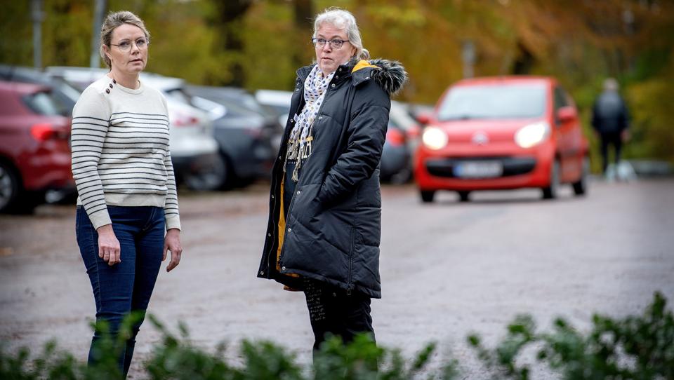 Charlotte Freudendal og Helle Abildgaard må ofte vinke farvel til gæster, der ikke kan finde en p-plads i området omkring Aalborgtårnet. Foto: Lars Pauli <i>Foto: Lars Pauli</i>
