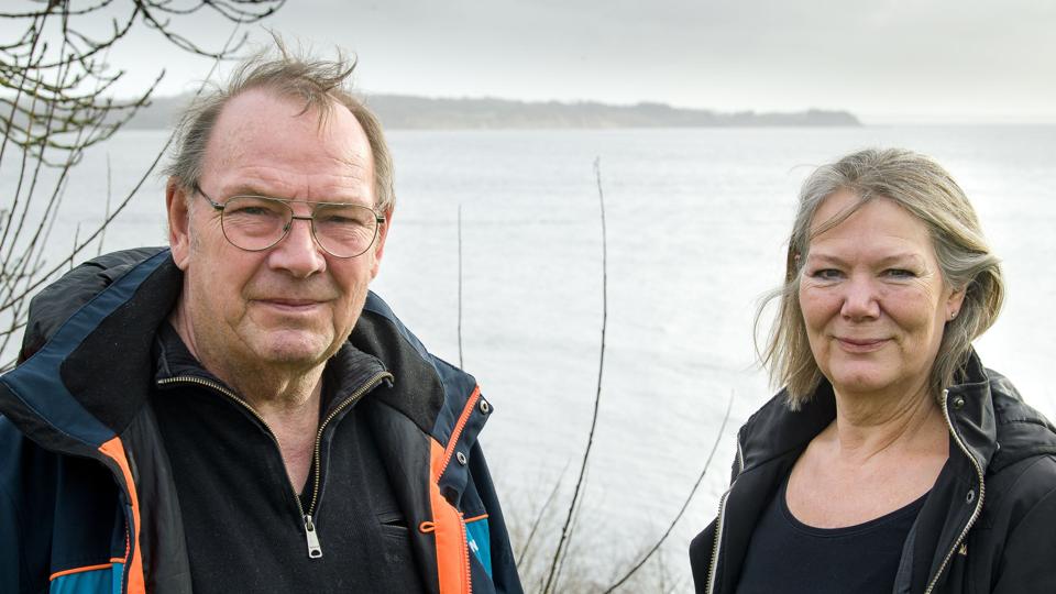 - Der er en meget uheldig konsekvens af muslingefarme, som forskerne forbigår i larmende tavshed, siger fiskeribiolog Steen Ulnits. Den konsekvens har Sanne og Sven Hørup på billedet her oplevet. <i>Bo Lehm</i>