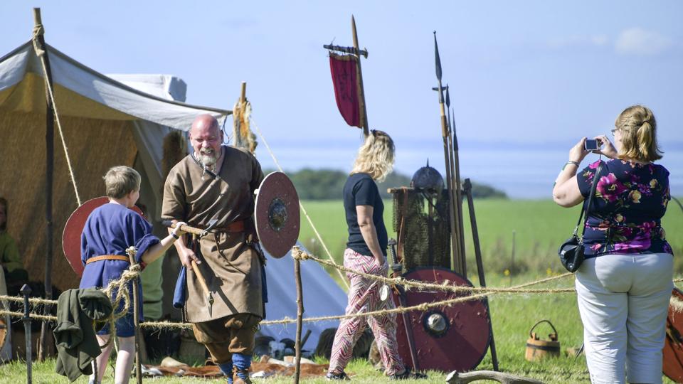 Ud over at besøge de mange telte med historisk håndværk af en vis kvalitet kan man blandt andet også prøve at gå i kamp med en viking. Træffet fortsætter søndag og byder også på rundvisninger på vikingeborgen og på Aggersborggaard. Foto: Michael Koch