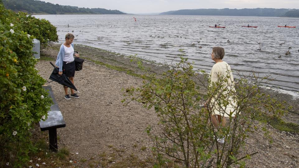 Heidi og Marianne Stensgaard (tv) ærgrer sig over, at det ikke lykkes fjordbyen Hobro at holde rigtigt liv i dens eneste strand. Især at den centrale badebro er væk. Foto: Kim Dahl Hansen <i>Kim Dahl Hansen</i>