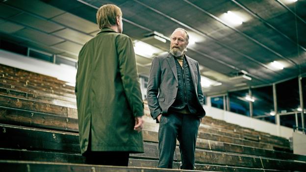Lars Mikkelsen er under pres fra politimand Bjørn. Foto: Henrik Ohsten