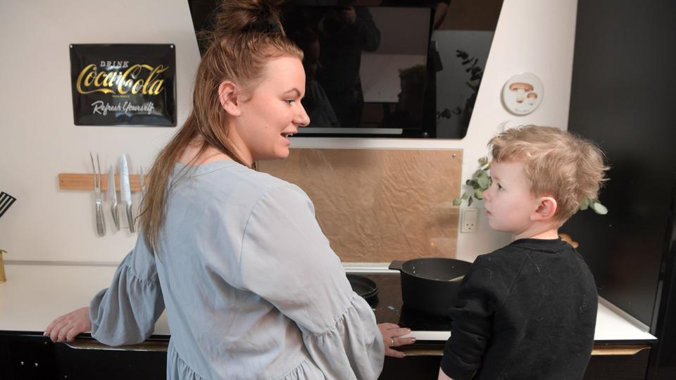 3-årige Liam hjælper mor Channe med madlavningen. Foto: Henrik Louis