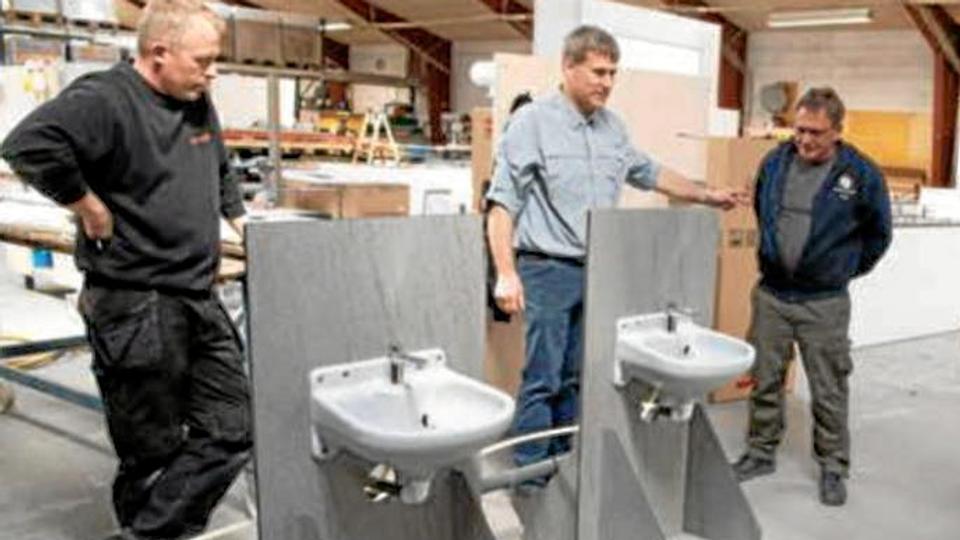 Frits Stjerne (i midten) ved de mobile håndvaske, som Scanvogn har lavet til det lokale skolevæsen. Arkivfoto