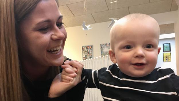 - Der er stor forskel på virkeligheden, og så det vi lærer på seminariet. Vi lærer om alt det vi kan gøre for børnene, men når vi så kommer ud i praktik finder vi ud af, at det er der slet ikke tid til. Vi lærer ikke noget om travlheden, siger Ida Rasmussen, der er i praktik i Vuggestuen Regnbuen i Skagen.
