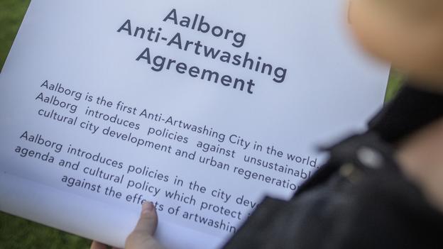 Skriftrullen med overskriften ‘Policy Transformation Proposal’ var en del af projektet Aalborg Anti-Artwashing af de østrigske kunstnere Lukas Heistinger og Bernhard Garnicnig, der blev inviteret hertil af kunstnerduoen f.eks i 2019. Her diskuterede de byers brug af kultur til at brande sig med byens borgere. Foto: Martin Damgård