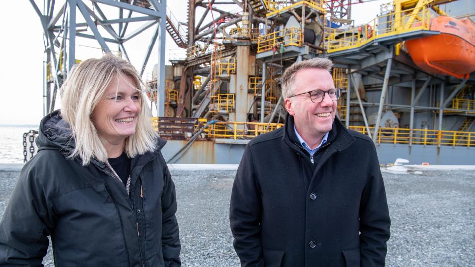 Borgmester Birgit Hansen (S) med partifællen skatteminister Morten Bødskov ude på de nye havnearealer, hvor blandt andre M.A.R.S har slået sig ned. Ministeren kom lige fra Aalborg, hvor han havde besøgt Hasseris Gymnasium. Efter turen til Frederikshavn gik vejen tilbage til Aalborg, hvor Motorstyrelsen skulle aflægges visit. Foto: Kim Dahl Hansen