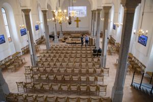 Kirke fejrer 100 år med koncerter, stand up og rapelling fra kirketårnet
