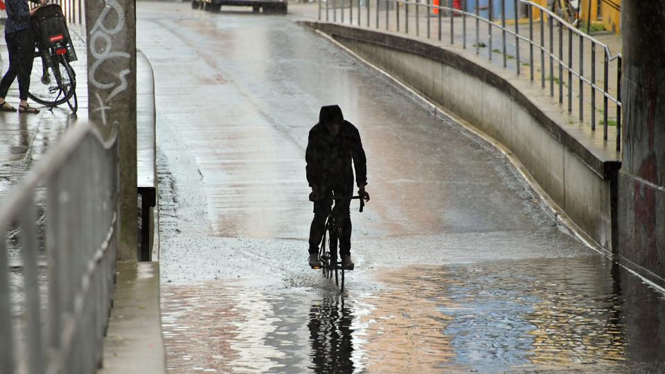 DMI advarer om, at man holder øje med kældre, vejbaner og viadukter, hvis der tirsdag kommer skybrud i Nordjylland. Arkivfoto: Claus Søndberg <i>Claus Søndberg</i>