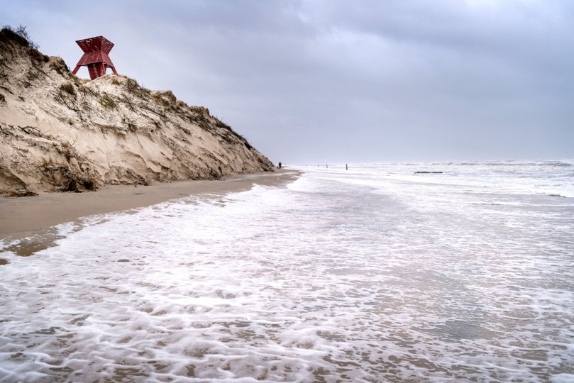 Tendensen med strandræs på Blokhus Strand er stigende, oplyser Nordjyllands Politi, som intensiverer indsatsen det næste stykke tid. Arkivfoto: Torben Hansen