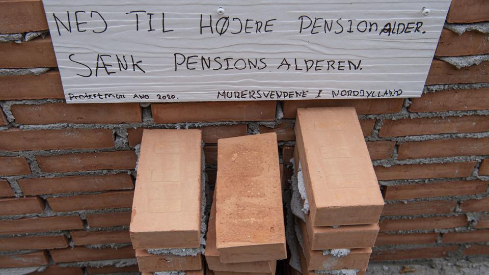 "Nej til højere pensionsalder. Sænk pensionsalderen", står der blandt andet på skiltet <i>Foto: Martél Andersen</i>