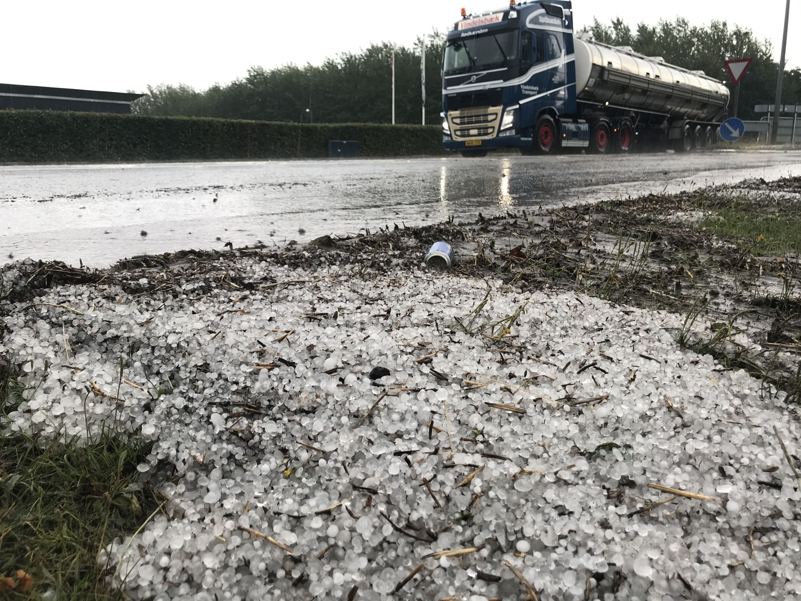 Se de vilde billeder: Hagl og regn væltede ned i Nordjylland