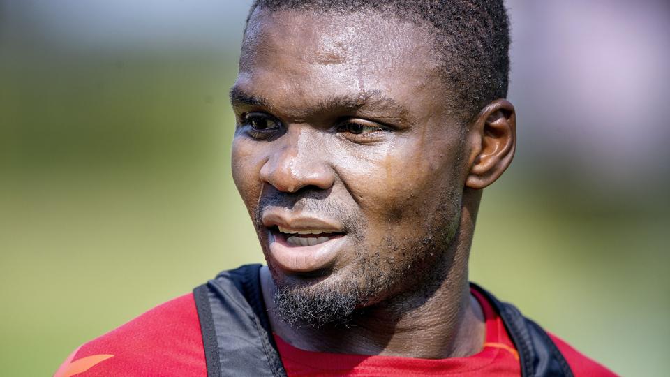 Jores Okore underskrev tirsdag morgen en etårig kontraktforlængelse med AaB. Foto: Lars Pauli <i>Foto: Lars Pauli</i>