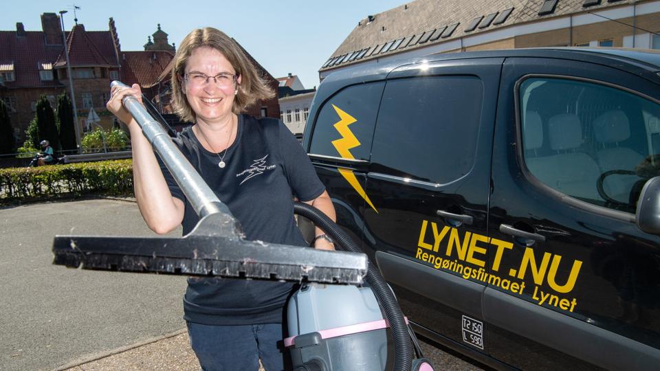 Indehaver af rengøringsfirmaet Lynet i Hjørring, Mette Mikkelsen har fået travlt og har også fået flere nye kunder blandt institutioner og skoler. Det har også betydet flere ansatte.