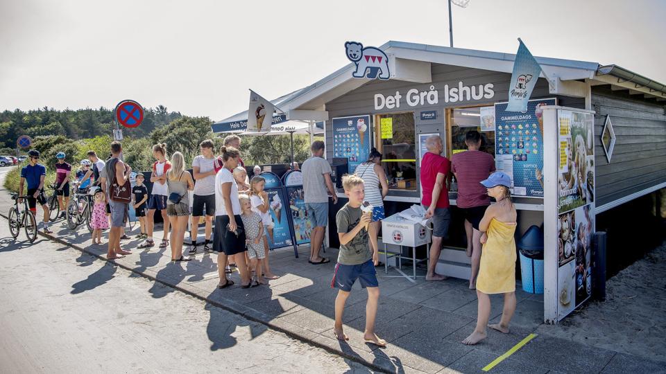 Folk stod i kø for at smage Jettes berømte guf søndag middag. Foto: Lars Pauli. <i>Foto: Lars Pauli</i>