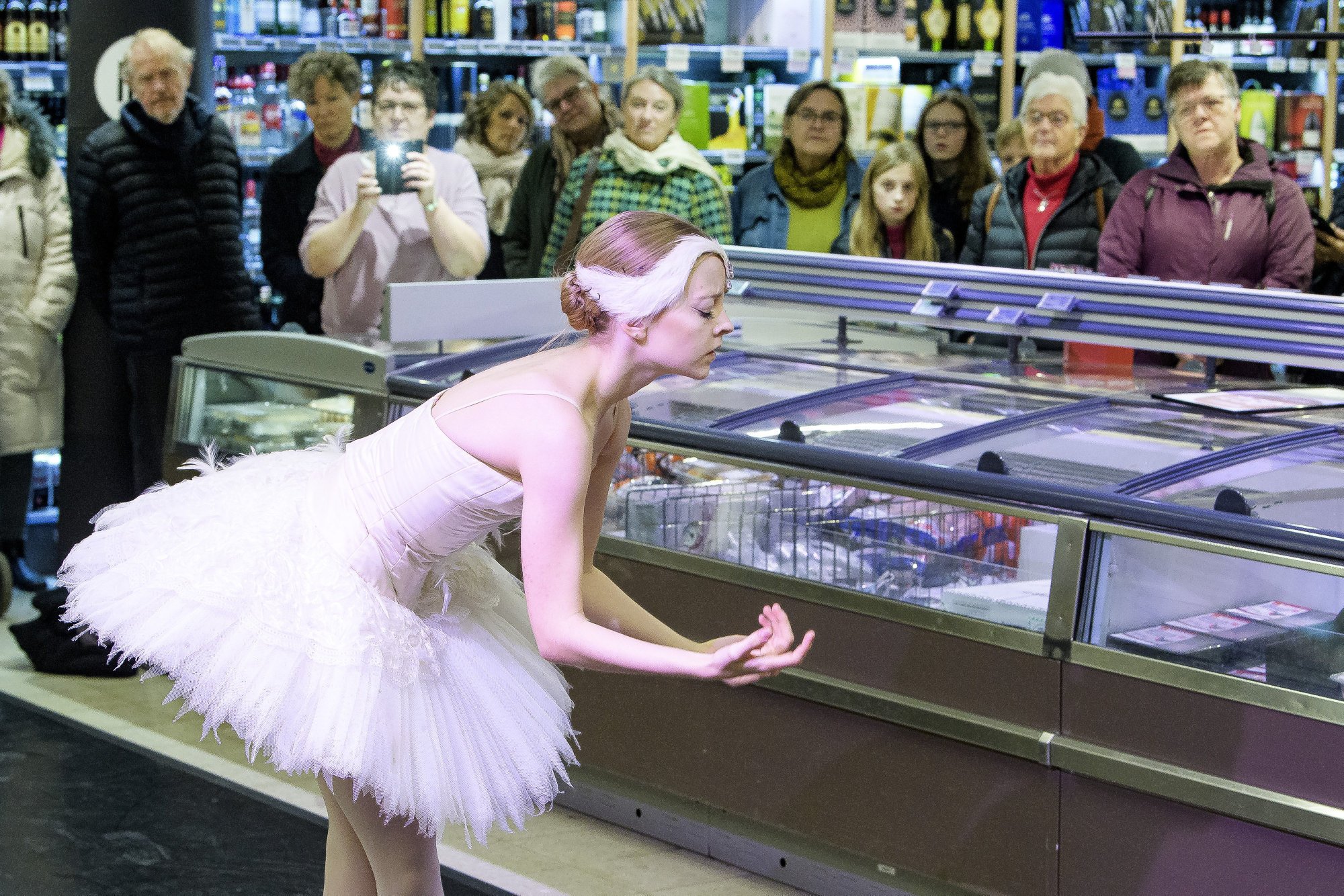 Mellem fiskefileter og kyllingebryst: Så var der ballet i brugsen