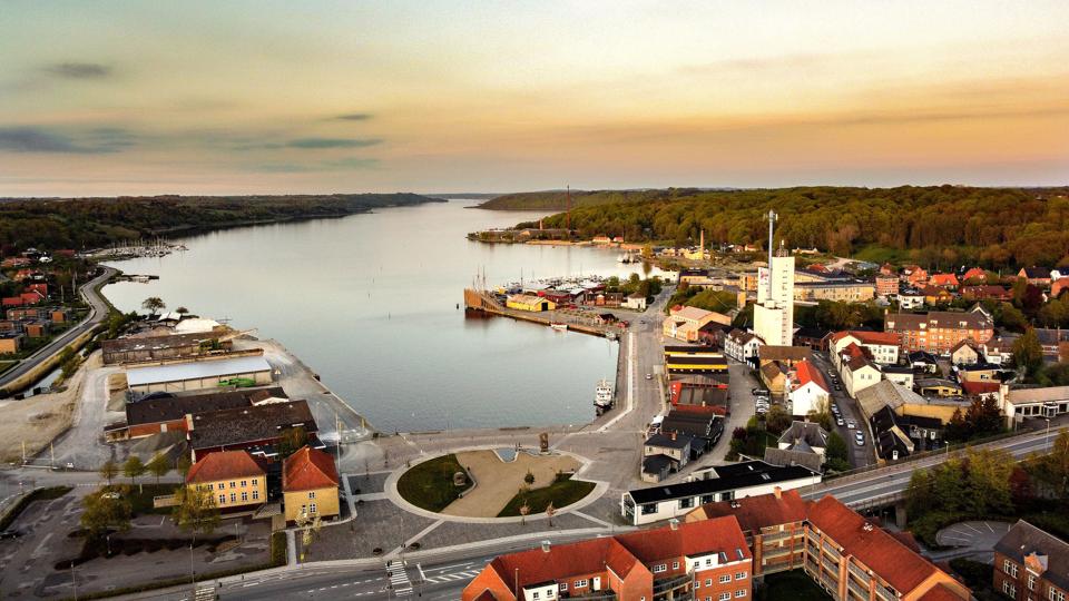 Fjord, skov og Hobro hænger sammen. Men nogen badeby er Mariagerfjords hovedstad ikke. Arkivfoto: Claus Søndberg