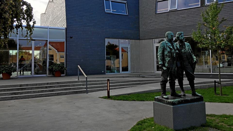 Her er den nye tilbygning til Skagens Museum. Den støder i høj grad forfatter Steen Estvad Petersen, for han synes, at bygningen krænker stedets ånd. Et sådant byggeri burde være anderledes og opføres i respekt for det, der var der i forvejen.