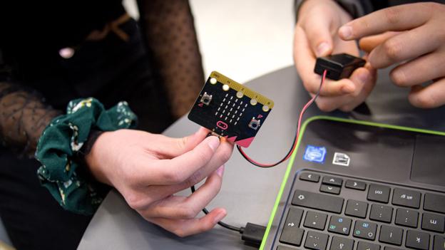 Eleverne fandt mange forskellige løsninger på, hvordan en micro:bit kunne bruges til at højne ?trafiksikkerheden i Frøstrup. Foto: Bo Lehm
