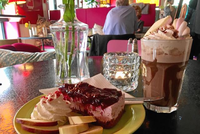 Her ses dagens kage og en kakao med skumfiduser og flødeskum på Café Ulla Terkelsen London. Foto: Katrine Brix