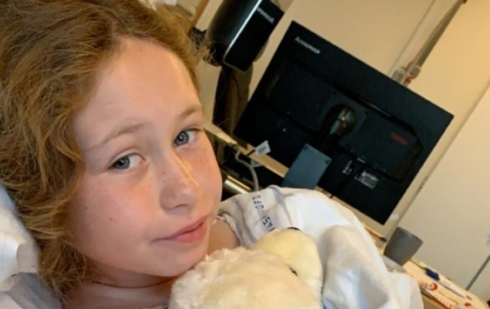 Otte-årige Haley fra Norge brækkede fem ribben og fik skadet milt og nyre, da hun faldt af en hest, der blev skræmt af jagerfly. Hun er fortsat indlagt på sygehus. Privatfoto: Lene Madsen Skjerahaug