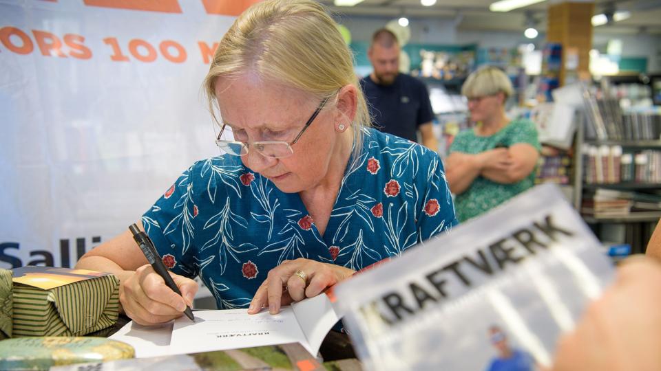 Lene Shannon, forfatter til den nye ”Kraftværk - 100 miles rundt om Mors”, havde fredag travlt med at signere bøger. Foto: Bo Lehm <i>Bo Lehm</i>