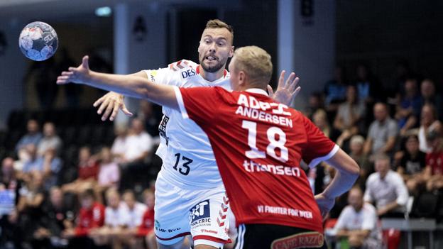 Aalborg Håndbold skød fredag for alvor sæsonen i gang med en pokalkamp thansen Arena i Fredericia. Her ses Nikolaj Læsø i aktion. Foto: Lars Pauli <i>Foto: Lars Pauli</i>