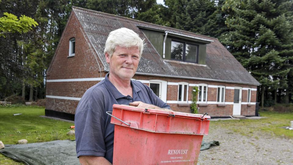 På tredje år står kassen fyldt med farligt affald ved Henriks affaldscontainere. Kommunen vil have den op til vejen, men Henrik synes det er for farligt. Så den bliver stående. Foto: Henrik Louis