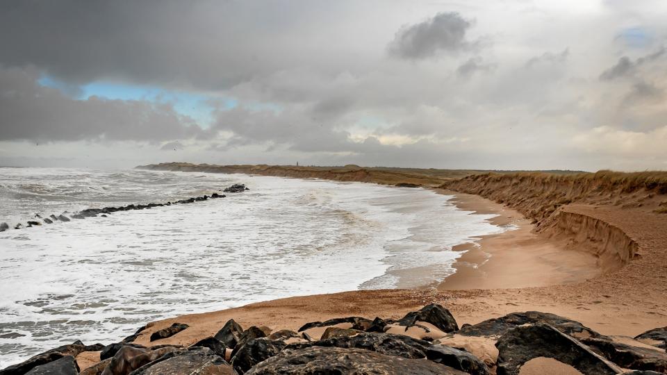 Sådan så der ud umiddelbart nord for Høfde 96 ved Agger onsdag formiddag. Klitten mod havet bærer tydeligt præg af, at bølgerne har været oppe i klitfoden under de sidste dages storm og højvande.
