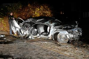 Bil kørte ind i træ: Passager mistede livet - bilist stak af fra stedet