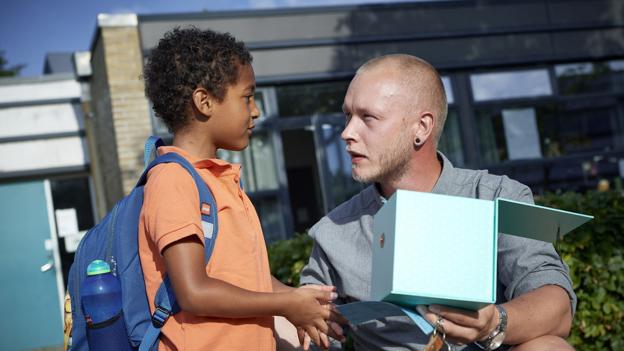 Pædagog Anders Bønlykke Grubbe skal i år have sin første 0. klasse, og det startede godt, for den nye børnehaveelev Isaac Thomas havde en gave med til ham: en æske med saltkringler. <i>Foto: Henrik Bo</i>