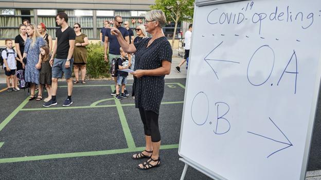 Skoleleder Jette Hansen byder velkommen til første skoledag i 0A på Herningvejen Skole i Aalborg Øst. <i>Foto: Henrik Bo</i>