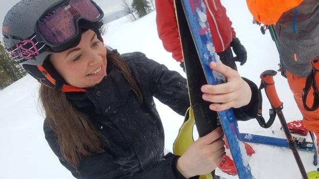 På randonnee-ski tager man et slags skind på skiene, så de ikke glider, når man går op ad bjerget. Foto: Jakob Kanne Bjerregaard
