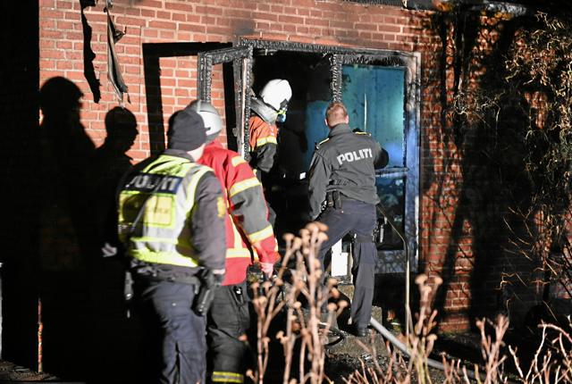 Politi og brandfolk inspicerer den brændte lejlighed i Aabybro. Foto: Jan Pedersen