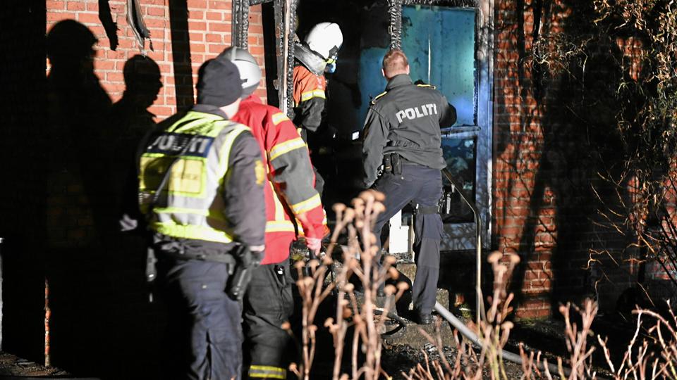 Politi og brandfolk inspicerer den brændte lejlighed i Aabybro. Foto: Jan Pedersen
