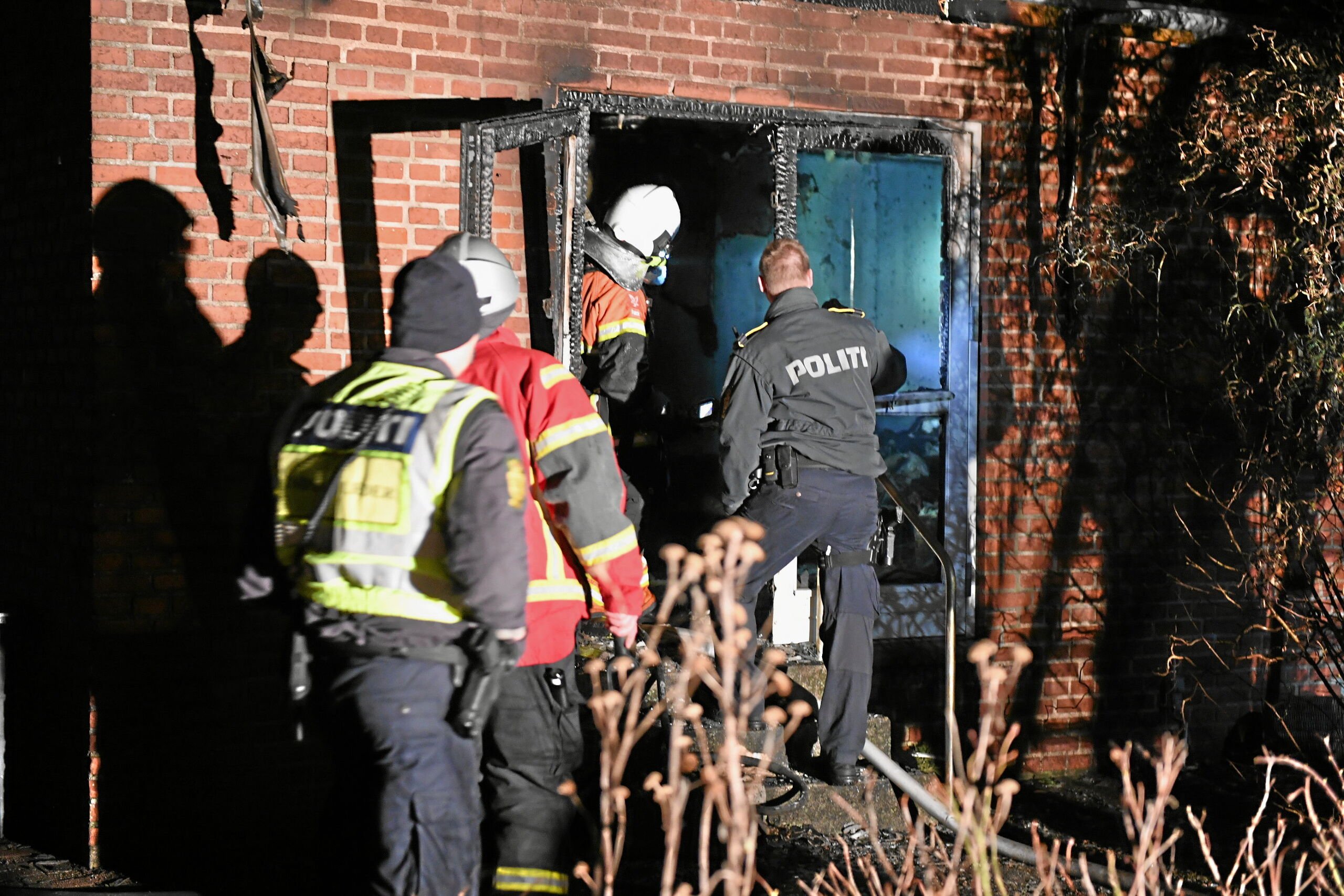 Èn omkommet efter brand i lejlighed - to slap ud i live