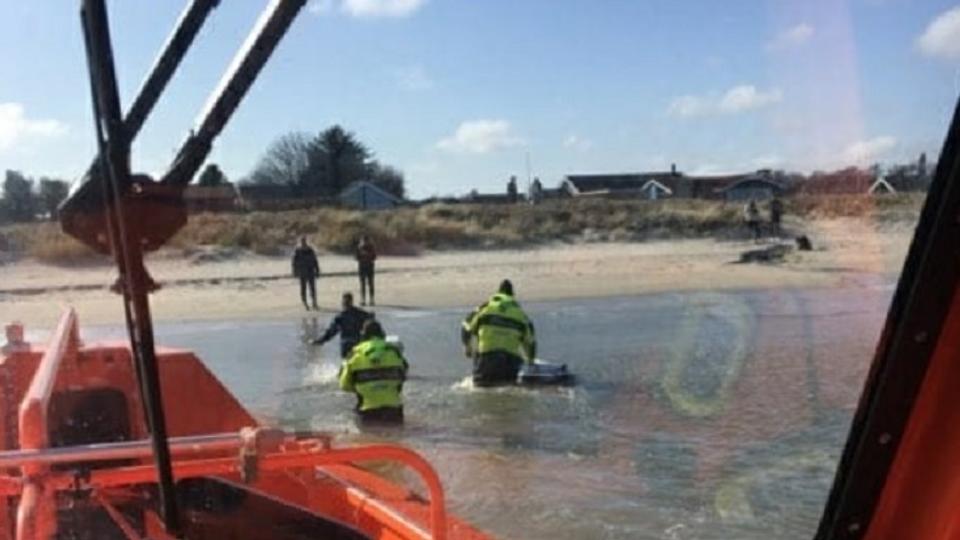 Her er redningsbåden nået ind til stranden igen efter veloverstået aktion. Foto: Sæby Redningsstation